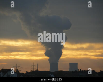 Photographie prise le 30 novembre 2013, capturant la soirée (Abend) à Neulussheim, Allemagne, représentant l'atmosphère locale et l'éclairage au crépuscule. Banque D'Images