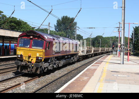 Le train de marchandises transportant des ingénieurs à Lancaster sur le rail jusqu'fast line remorqué par un diesel de la classe 66 exploité par DB Cargo mais toujours dans l'EWS Livery. Banque D'Images