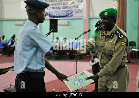 Cette photographie capture un instant d'un défilé de la police qui s'est tenu le 26 février 2014. L'événement marque la remise des diplômes des nouveaux officiers et leur entrée officielle dans les forces de l'ordre. La cérémonie met en lumière la tradition formelle du maintien de l'ordre dans la société moderne. Banque D'Images