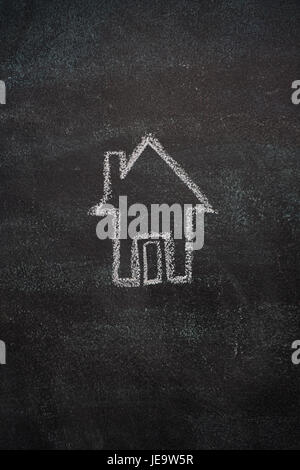 Chambre dessinée avec craie blanche sur tableau noir Banque D'Images