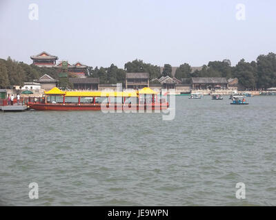 Cette image capture des bateaux sur le lac Kunming au Palais d'été de Pékin. Les bateaux sont souvent utilisés pour des excursions touristiques dans cette zone pittoresque et historique, connue pour son architecture chinoise traditionnelle et ses eaux tranquilles. Banque D'Images