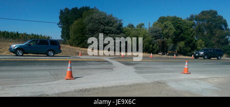 Une photographie montrant les efforts de réparation de la route après le tremblement de terre de South Napa en Californie en 2014. L'image illustre les dommages et les travaux de restauration entrepris à la suite de la catastrophe. Banque D'Images