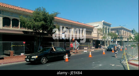 Le tremblement de terre de South Napa, survenu en 2014, a causé des dommages importants aux entreprises de First Street à Napa, en Californie. Le tremblement de terre a affecté les infrastructures locales, les entreprises étant temporairement fermées en raison de dommages structurels. Banque D'Images