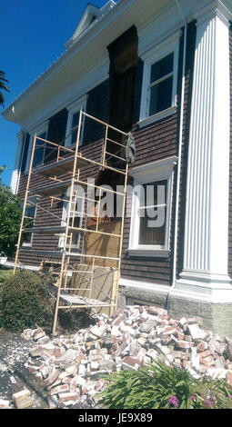 Cette image documente les conséquences du tremblement de terre de South Napa en 2014, montrant des dommages aux structures, y compris un effondrement de cheminée. Le tremblement de terre a causé d'importantes destructions dans la vallée de Napa, en Californie. Banque D'Images