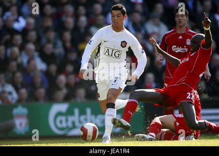 CRISTIANO RONALDO MOMO SISSOKO LIVERPOOL V MANCHESTER UNITED ANFIELD LIVERPOOL ANGLETERRE 03 Mars 2007 Banque D'Images