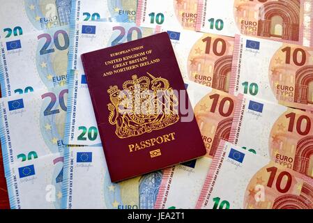 Passeport britannique sur un arrière-plan de l'euro Banque D'Images