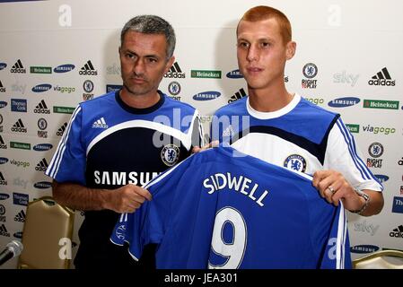 JOSE MOURINHO & STEVE SIDWELL CHELSEA FC LOS ANGELES CALIFORNIA USA 10 Juillet 2007 Banque D'Images