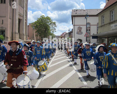 L'image représente le marché médiéval (Mittelaltermarkt) d'Ochinheim, présentant l'artisanat traditionnel, les costumes et les produits typiques des foires médiévales en Europe, reflétant le patrimoine culturel de la région. Banque D'Images