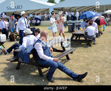 Les hommes intelligents se détendre dans un bar au soleil à Royal Ascot. Banque D'Images