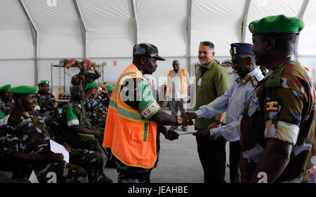Cette photographie de la cérémonie de rotation de l'aviation civile de l'UPDF, qui a eu lieu le 26 octobre 2014, illustre un moment important de la cérémonie alors que le personnel est en rotation au sein de l'aile aviation de la Force de défense populaire ougandaise. L'événement souligne l'engagement de l'armée à l'égard de l'entraînement et des opérations efficaces. Banque D'Images