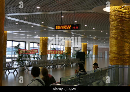 Le train Maglev de l'aéroport international de Pudong à Shanghai offre une connexion à grande vitesse entre l'aéroport et le centre-ville. Ce mode de transport avancé fonctionne à des vitesses supérieures à 400 km/h, ce qui en fait l'un des trains les plus rapides au monde. Banque D'Images