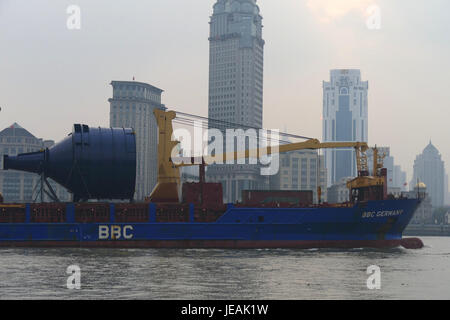 Cette image capture des navires naviguant sur le fleuve Huangpu à Shanghai, en Chine, le 16 novembre 2014, mettant en vedette le port animé et le trafic fluvial dans le cœur commercial de la ville. Banque D'Images