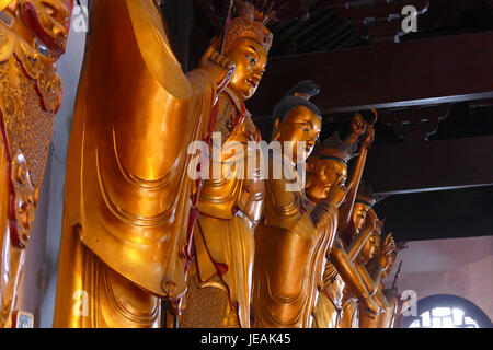 Photographie du temple du Bouddha de Jade à Shanghai, prise en novembre 2014. Ce temple bouddhiste, célèbre pour ses deux statues de Bouddha en jade, est un monument culturel et religieux, mettant en valeur l'architecture traditionnelle chinoise et l'importance spirituelle. Banque D'Images