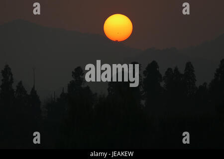 Cette photo capture un magnifique coucher de soleil sur Xihu (lac de l'Ouest) à Hangzhou, en Chine, le 21 novembre 2014. Le paysage serein présente la beauté emblématique du lac, avec le reflet du soleil couchant illuminant l'eau. Banque D'Images