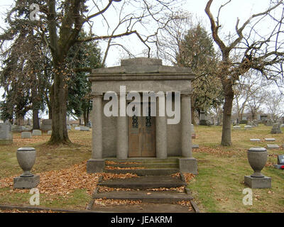 Cette photographie, prise le 30 novembre 2014, montre la section dorée du cimetière de Chartiers. L'image capture l'atmosphère paisible et réfléchie du cimetière, avec une attention particulière à l'environnement naturel et aux pierres tombales historiques. Banque D'Images
