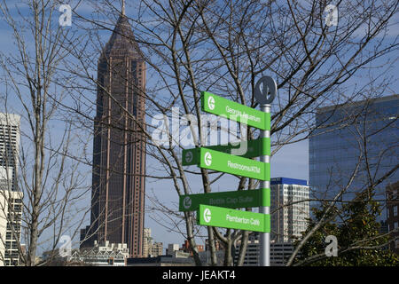 Cette photographie montre la Bank of America Plaza, un gratte-ciel important à Atlanta, en Géorgie. Le bâtiment est connu pour sa flèche distinctive et est l'un des plus hauts de la ville. Banque D'Images