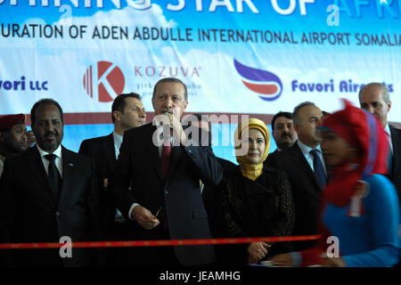 Le 25 janvier 2015, le président turc Recep Tayyip Erdoğan s’est rendu en Somalie, marquant un geste diplomatique important visant à renforcer les relations bilatérales. Cette visite s'inscrivait dans le cadre des efforts plus larges déployés par la Turquie pour soutenir le relèvement et le développement de la Somalie après la guerre civile. Banque D'Images