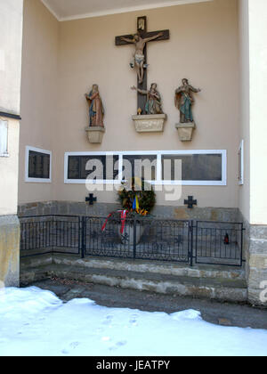 Une photo du 4 mars 2013 montre le hll de Pfarrkirche. Petrus und Paulus (église paroissiale de membres Pierre et Paul) à Ulmerfeld, connue pour son architecture historique et son importance culturelle dans la région. Banque D'Images