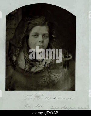 Cette photographie de Julia Margaret Cameron représente Agnes Weld, portrait réalisé en 1864. Cameron, connue pour son style flou, a capturé l'élégance et l'expression contemplative de son sujet. La photographie reflète l'intérêt de l'époque victorienne pour la photographie de portrait et l'approche artistique pour capturer des personnalités. Banque D'Images