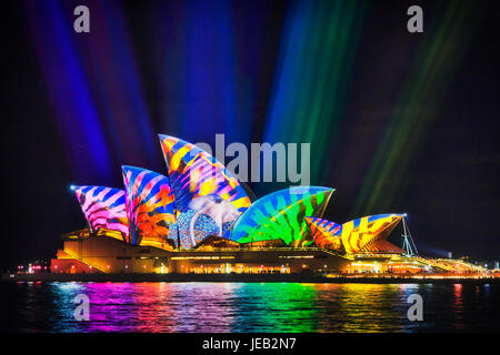 Sydney, Australie - 14 juin 2017 : Sean monster et colorée de l'image projetée sur le côté au cours de l'Opéra de Sydney Sydney Vivid festival ligh show. Banque D'Images