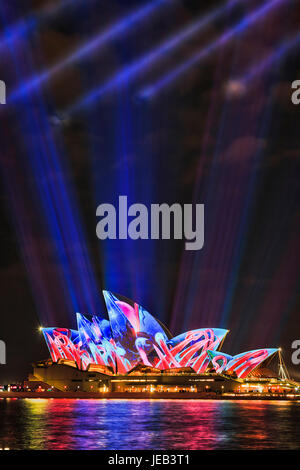 SYdney, Australie - 14 juin 2017 : l'Opéra de Sydney avec clip vidéo projetée et les faisceaux lumineux au cours de Vivid Sydney festival. Banque D'Images