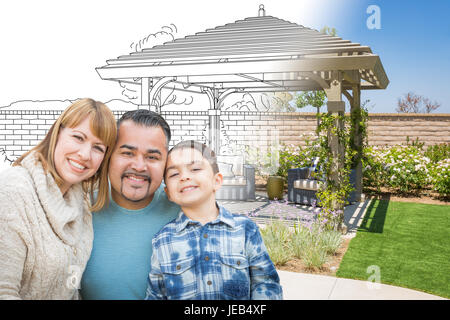 Mixed Race Family en face de dimensions Gradating dans Photo de couverture de Patio. Banque D'Images