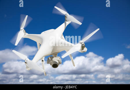 Système d'avions sans pilote (UAV) Drone Quadcopter dans l'air. Banque D'Images