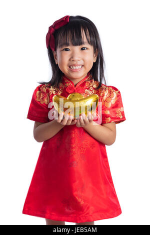 Heureux chinois asiatique peu vêtu et cheongsam holding lingot d'or célébrant le Nouvel An chinois à fond blanc isolé. Banque D'Images