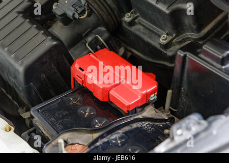 La borne de batterie de voiture avec polarité positive rouge Banque D'Images