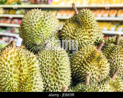 Une é de durians dans un supermarché, le roi des fruits en Thaïlande. Banque D'Images