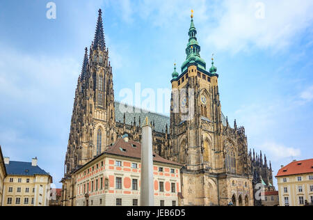 La Cathédrale Saint-Guy de Prague, c'est un excellent exemple d'architecture gothique et est la plus grande et plus importante église dans le pays tchèque Banque D'Images