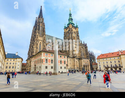 PRAGUE, RÉPUBLIQUE TCHÈQUE - le 14 avril 2016 : Cathédrale Saint-Guy, au Château de Prague. C'est un excellent exemple d'architecture gothique et est le plus grand Banque D'Images