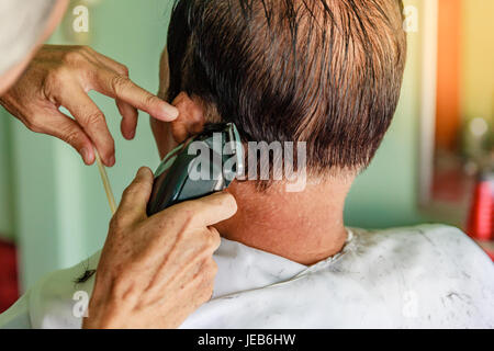 Salon de beauté de l'homme Asie senior coupe de cheveux gris Banque D'Images