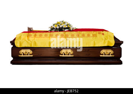 Brown un cercueil lors d'un traditionnel services funéraires dans des arrière-plan blanc. Banque D'Images