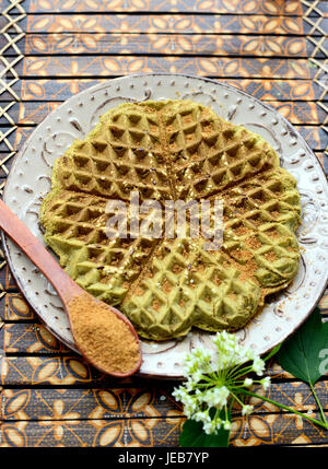 Gaufres maison avec plus de matcha, pistaches, graines de lin. Décorées avec du sucre de coco. Banque D'Images