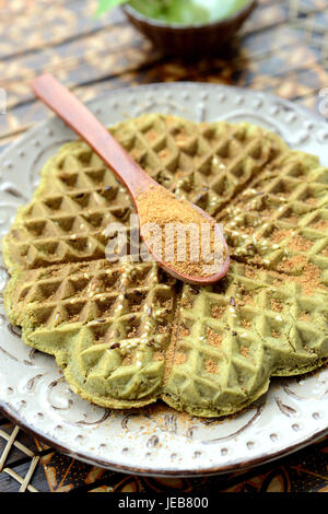 Gaufres maison avec plus de matcha, pistaches, graines de lin. Décorées avec du sucre de coco. Banque D'Images