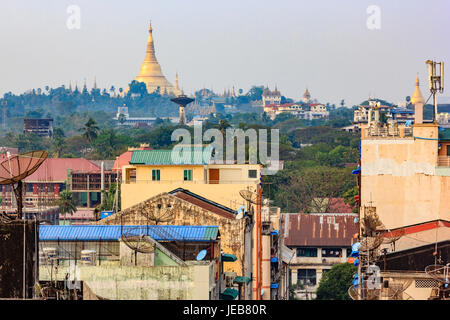 Yangon, Myanmar sur les toits de la ville avec la pagode Shwedagon. Banque D'Images