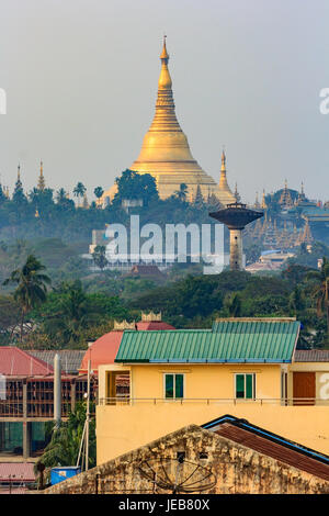 Yangon, Myanmar sur les toits de la ville avec la pagode Shwedagon. Banque D'Images