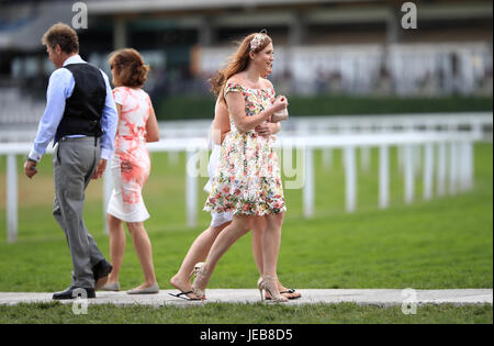 Les Racegoers arrivent au quatrième jour de Royal Ascot à l'hippodrome d'Ascot. APPUYEZ SUR ASSOCIATION photo. Date de la photo: Vendredi 23 juin 2017. Voir PA Story RACING Ascot. Le crédit photo devrait se lire comme suit : John Walton/PA Wire. Banque D'Images