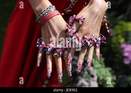 Natalia Beach montre son Union Jack ongles peints durant quatre jours de Royal Ascot à Ascot Racecourse. Banque D'Images