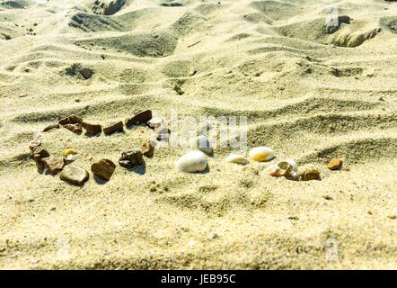 Coeur signe sur un sable fait de pierres Banque D'Images