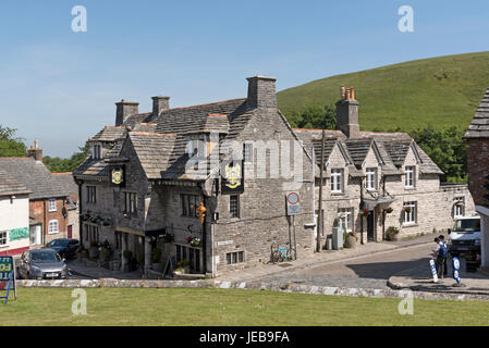 Les Bankes Arms Hotel de Corfe Castle Dorset England UK négligé par l'East Hill. Banque D'Images