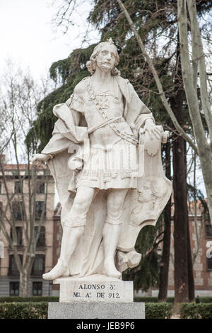 Madrid, Espagne - 26 février 2017 : Sculpture d'Alphonse III à Plaza de Oriente, Madrid. Il était le roi des Asturies de 866 à 910 Banque D'Images