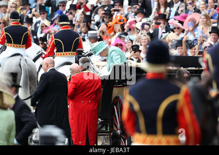 La reine Elizabeth II pas en bas de sa voiture pendant la procession royale durant quatre jours de Royal Ascot à Ascot Racecourse. Banque D'Images