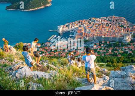 Les touristes regarder le coucher de soleil sur la mer Adriatique depuis le sommet du mont Srd, Dubrovnik. Banque D'Images
