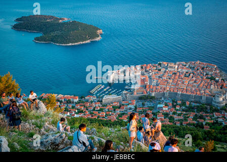 Les touristes regardent le coucher du soleil sur Dubrovnik depuis le sommet du mont SRD. Banque D'Images