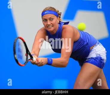 La République tchèque Petra Kvitova en action contre la France pendant cinq jours Kristina Mladenovic de l'AEGON 2017 Classic à Edgbaston Priory, Birmingham. Banque D'Images