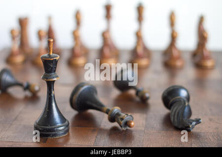 Pièces des échecs en bois ancienne sur un ancien échiquier. Banque D'Images