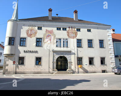 This photograph showcases the Neumarkt Town Hall (*Rathaus*) in Neumarkt an der Ybbs, Austria. The building is a notable example of regional architecture, reflecting the historical and cultural significance of the area. Banque D'Images