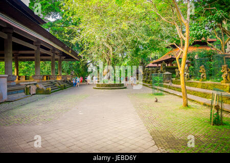 Balades touristiques dans Monkey Forest Sanctuary, une réserve naturelle et complexe temple hindou à Ubud, Bali, Indonésie. Banque D'Images